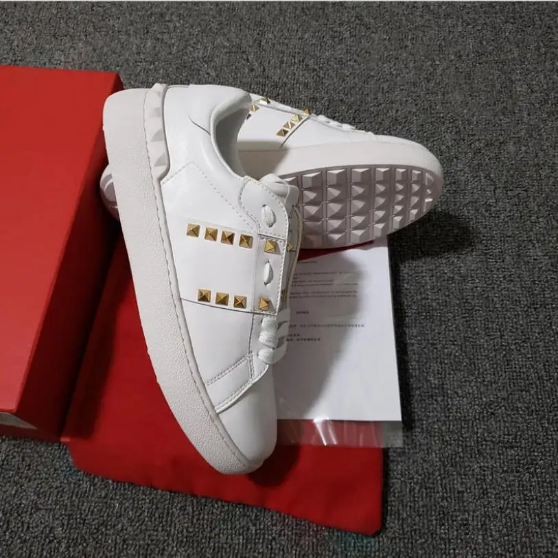 

2020 new men's casual shoes Fashionable office and play leather casual shoes with rivet made by hand