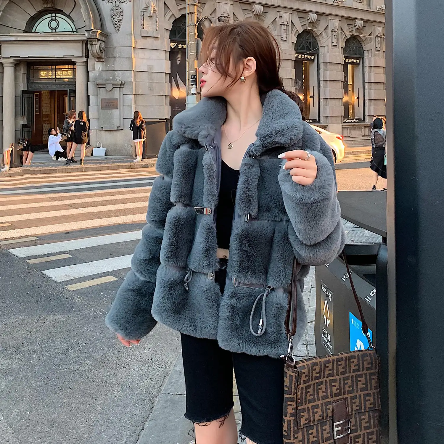 Женская зимняя меховая куртка 2019 новая однотонная приталенная Толстая Шуба из