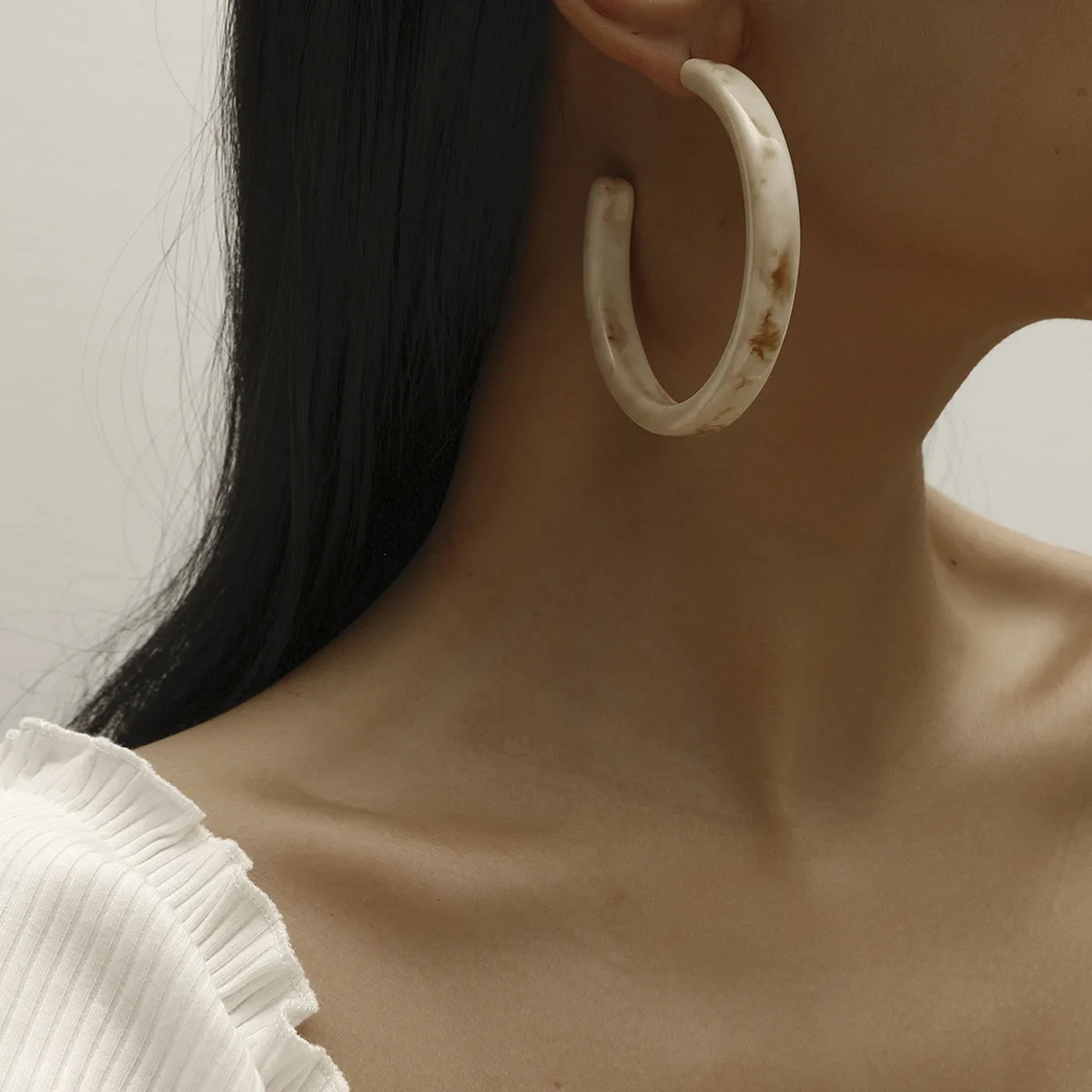 

Fashion C-shaped Hoop Earrings Retro Resin Earrings for Women Simple Exaggerated Chain Acrylic Earrings Party Accessories new 20