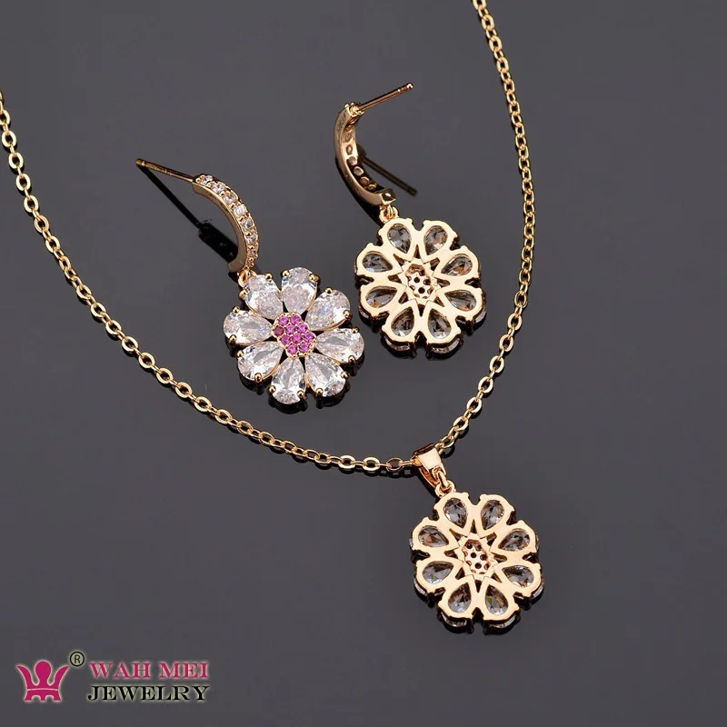 Комплект украшений Wah Mei серьги-подвески с искусственным цветком и цирконием