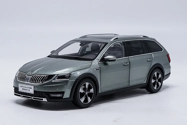 

Original factory authentic 1/18 Skoda Octavia Combi Wagon green diecast metal car model for collection