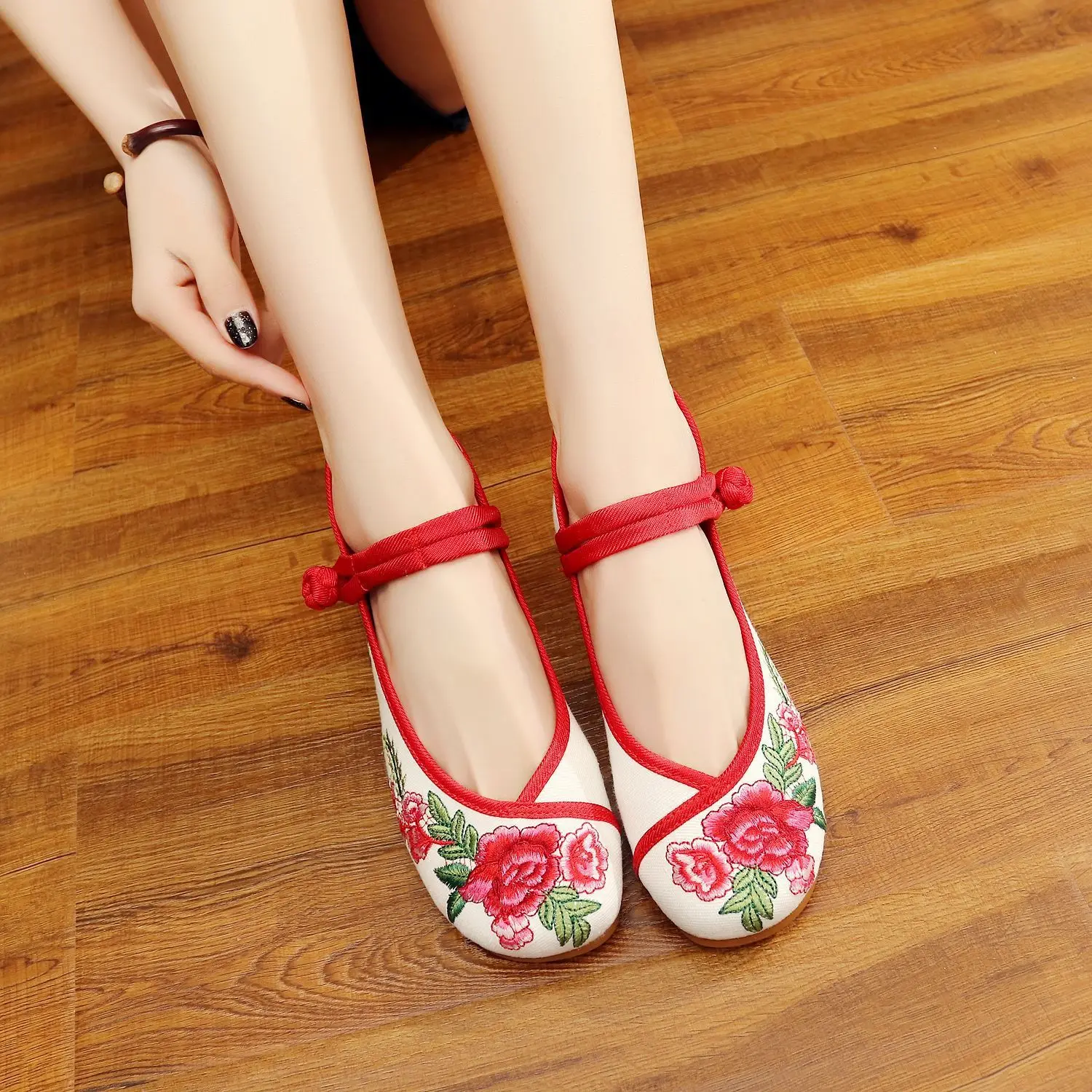 Туфли на танкетке Обувь с вышивкой 2019 новые женские Танцы элегантные туфли