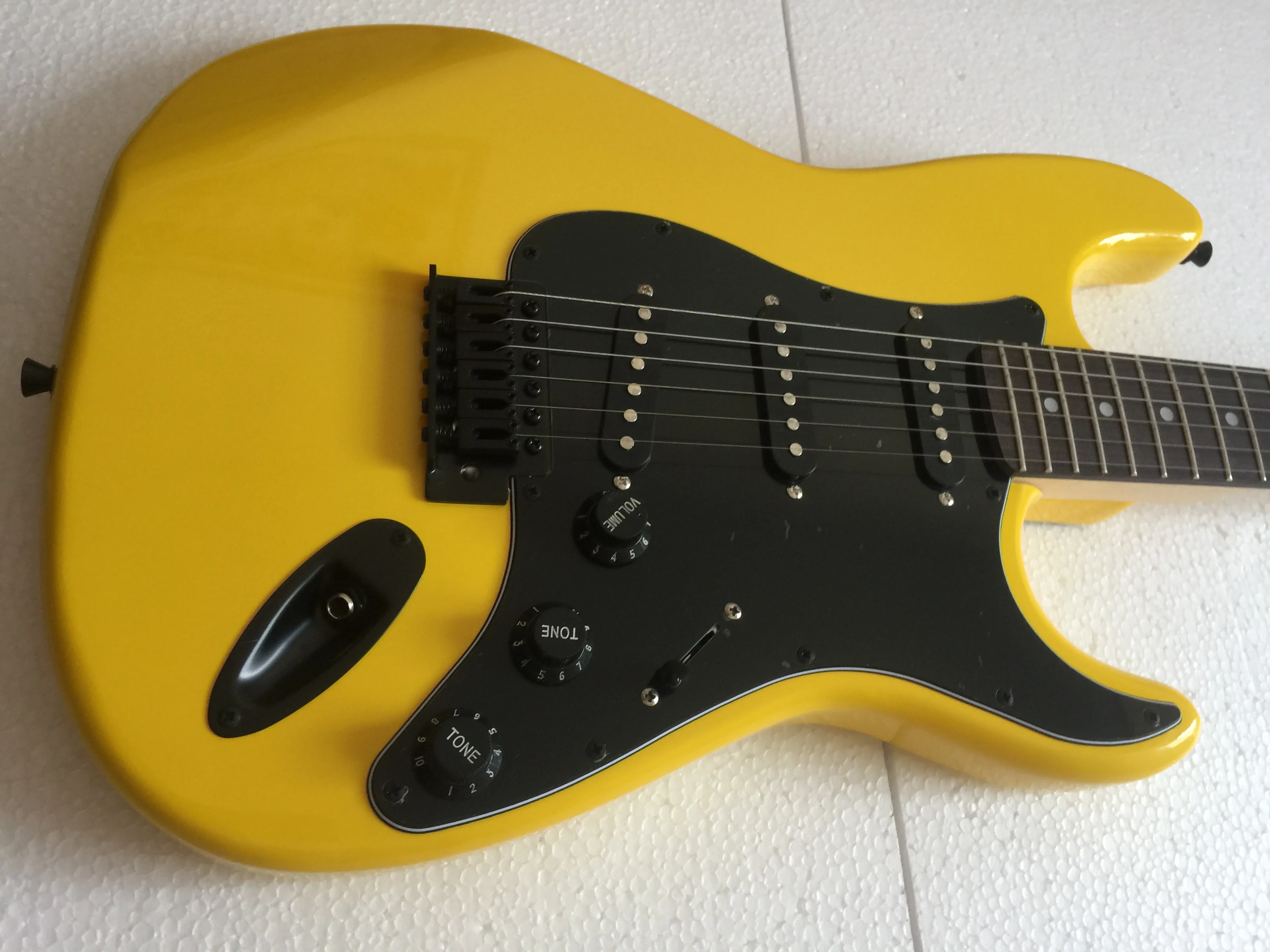 

Free delivery / black guard lemon yellow high quality st Guitar / China Electric Guitar