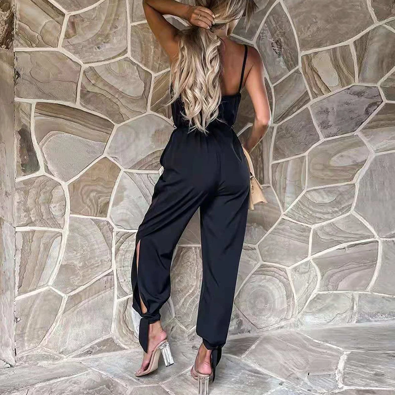 Женский комбинезон на бретельках с V-образным вырезом без спинки |