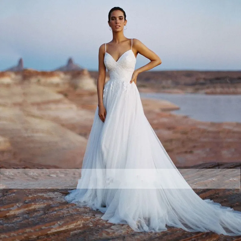 

Deep V-Neck Wedding Dress 2021 Spaghetti Straps Organza Lace Appliques Button Backless Sweep Train Charming Robe De Mariée