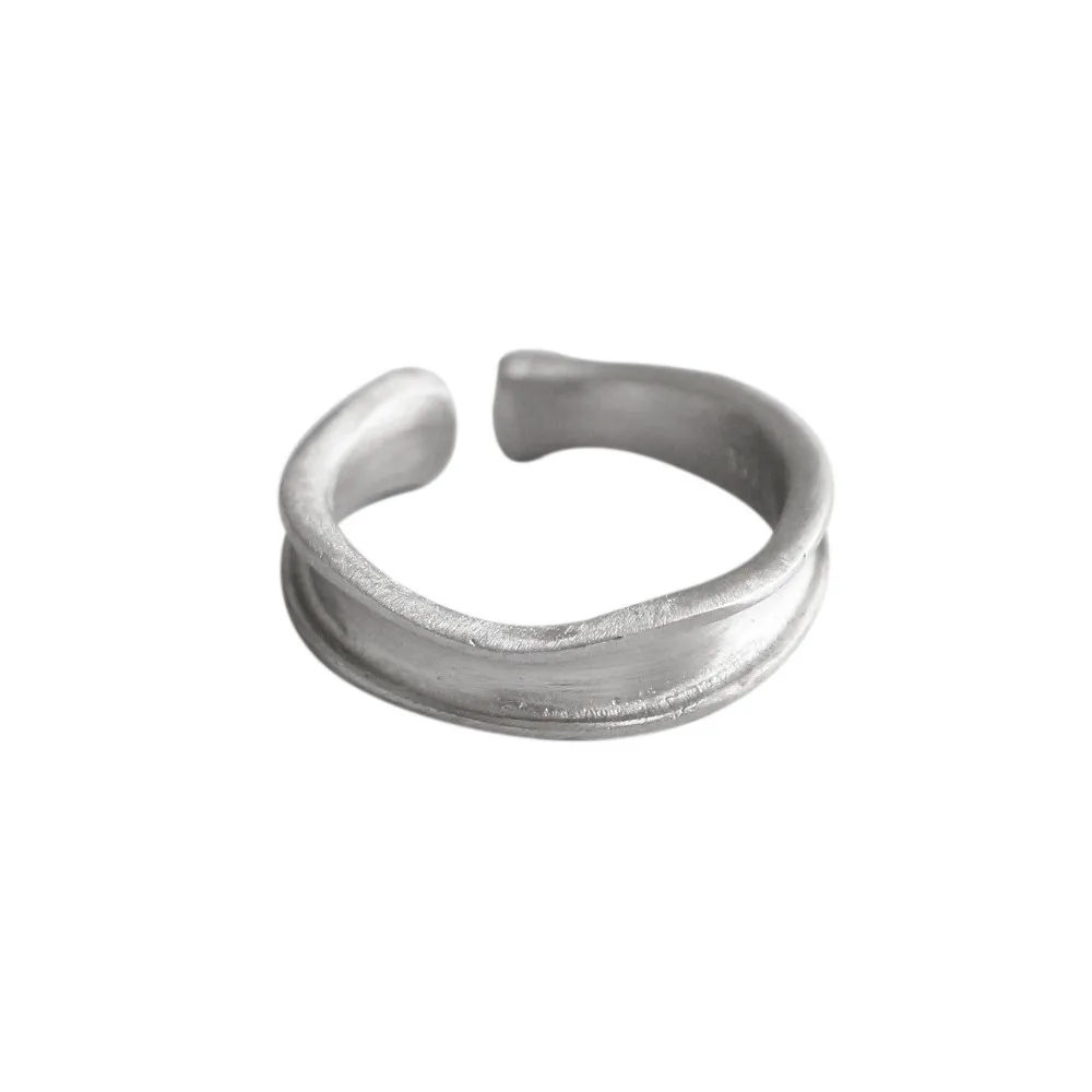 Кольцо из серебра 925 пробы с неравномерной вогнутой и выпуклой поверхностью |