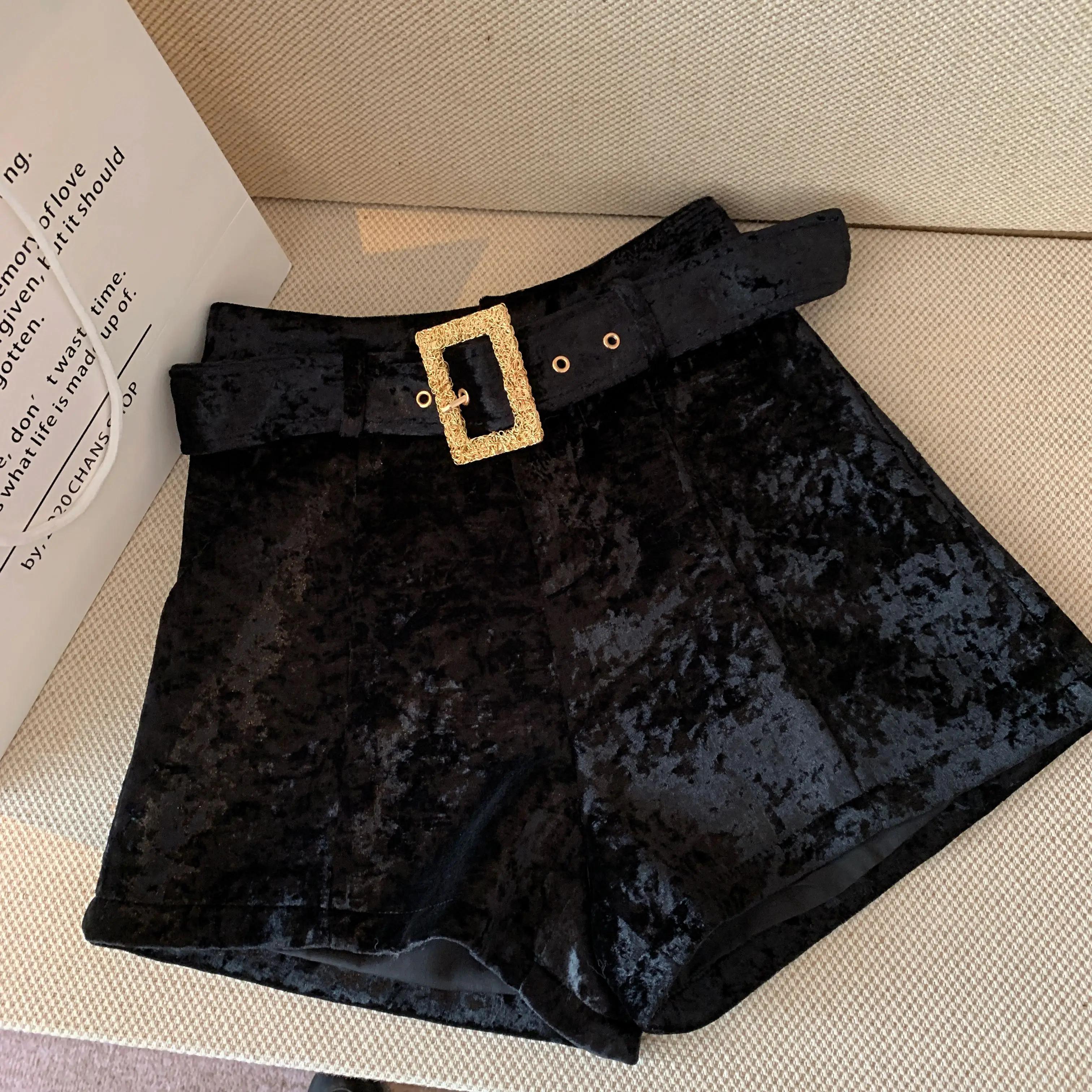 

Women pockets velvet shorts free belt elegant wide leg shorts autumn winter female 2020 new fashion high waist casual shorts
