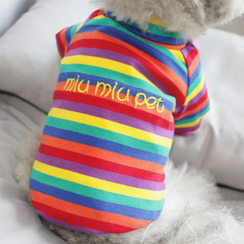 Щенок Костюм в радужную полоску Одежда для собак с кружевным воротом украшенным
