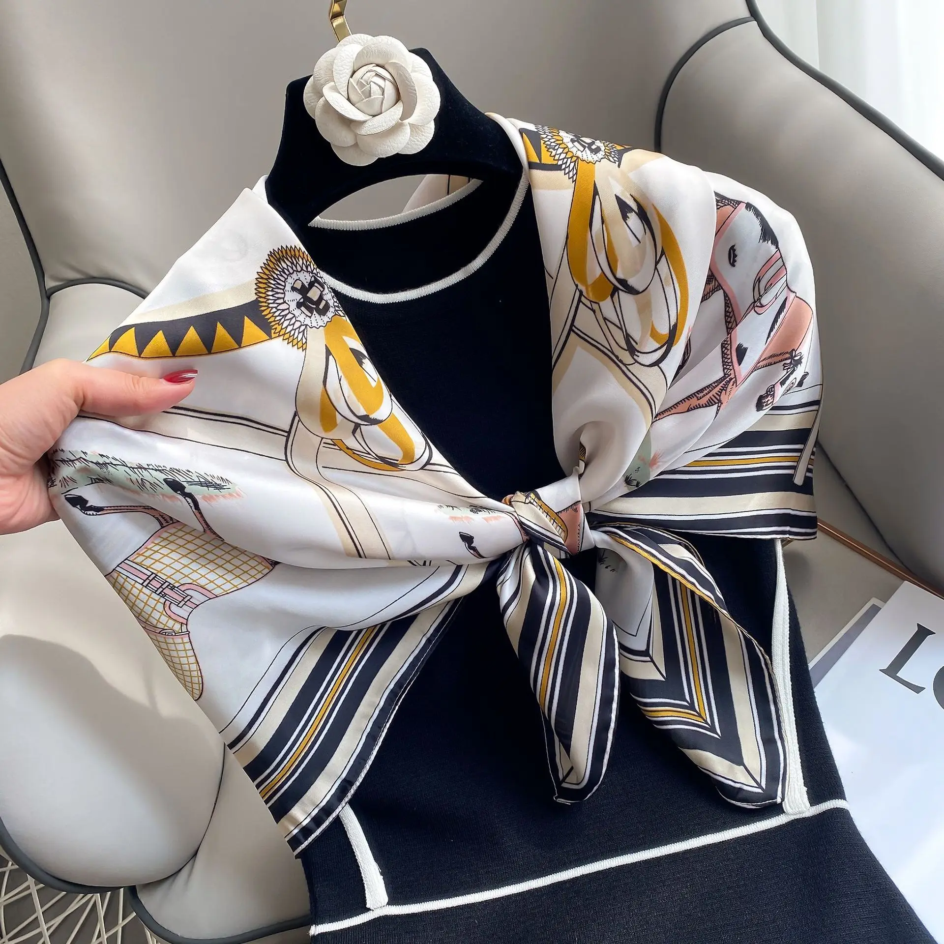 

Шарф женский, 90 х90 см, с принтом лошадей