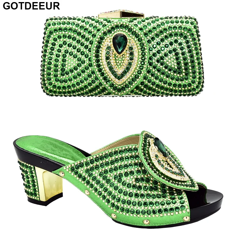 Новейший итальянский комплект из туфель и сумочки украшенный стразами в