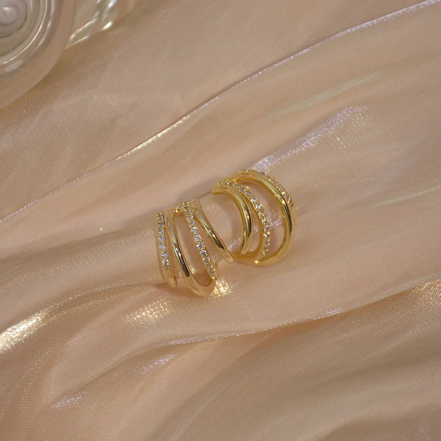 

Cute Hollow 14K Gold Round Stud Earrings for Women Fashion Trend Jewelry Korean Earrings 2021 New