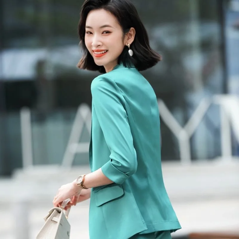 Женский однотонный пиджак на пуговицах с отложным воротником| |