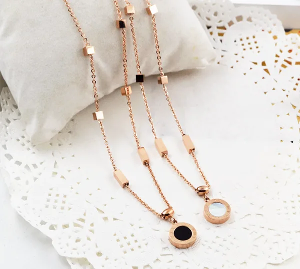 

SOMMAR 2021 trend Gold Vermeil Girlfriend pendants Black and white, double-sided, Roman numerals choker Luxury Jewelry