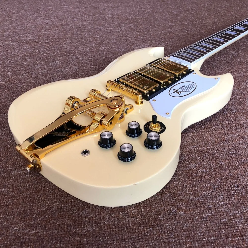 

China Custom shop.Jazz electric guitar,3 pickups and Gold hardware gitaar,cream color guitarra,vibrato system