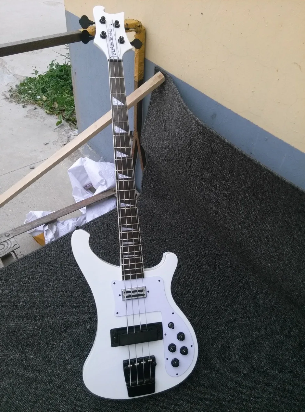 Завод+ рикенбэк 4003 fireglo 4 string bass alpine белый ricken 4003 бас-гитара rickenbacker Белый Отделка все комплектующие черного цвета