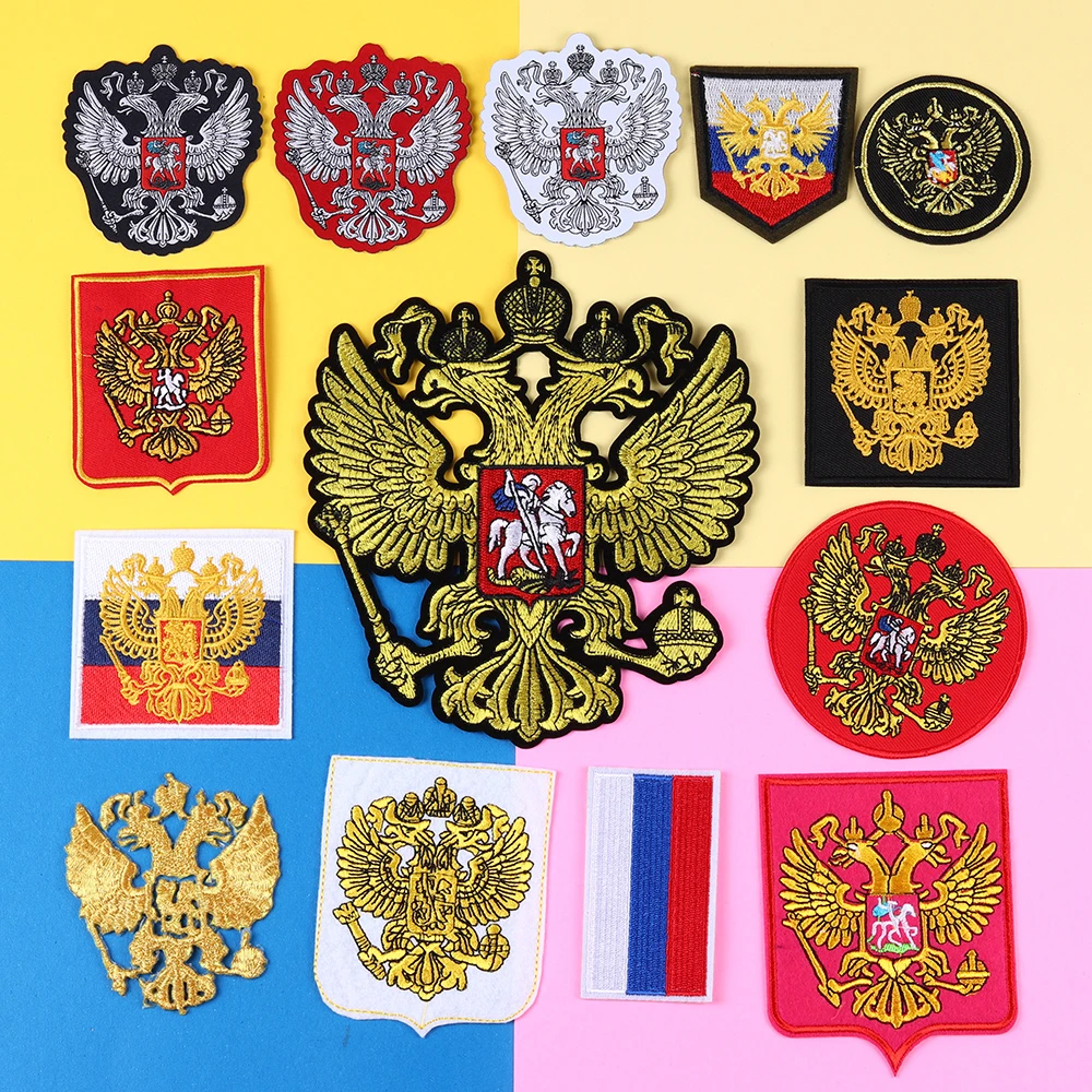 Золотые нашивки с национальным флагом России вышивкой орла на тонком пальто