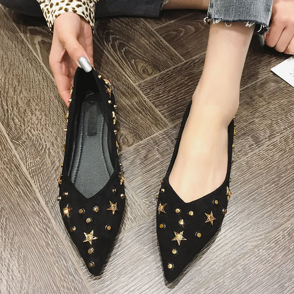 Туфли женские с заостренным носком на плоской подошве заклепками|Обувь без