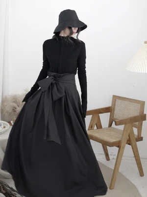 Небольшая темная дизайнерская юбка неправильной длины с высокой талией