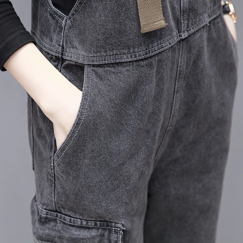 Женский джинсовый комбинезон на бретелях темно серый с дырками брюки карандаш