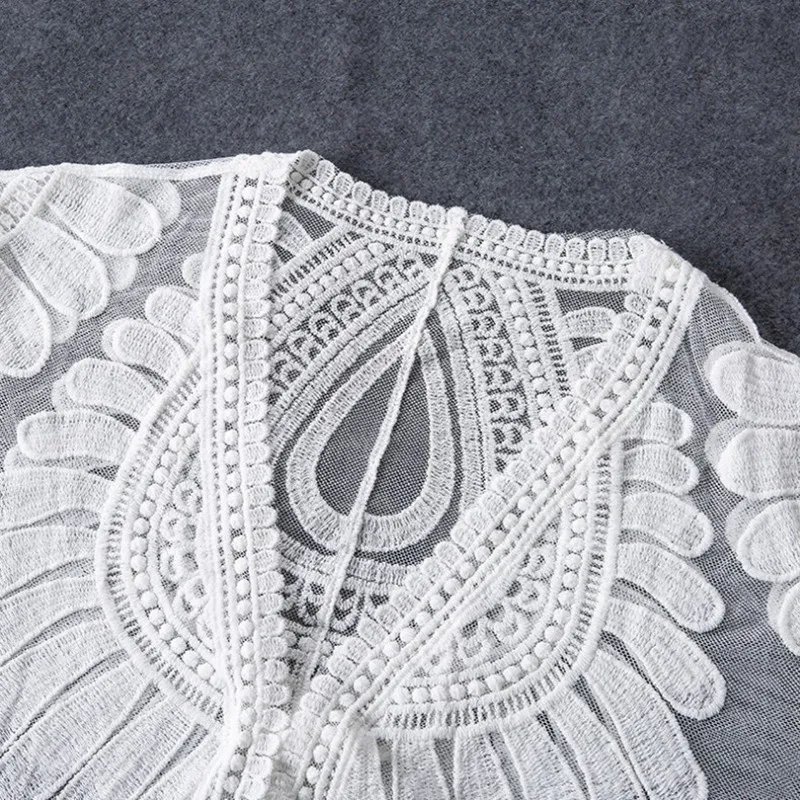 

2021 Summer New Women Lace Embroidered Casual Half Sleeve Loose Sun Protection Summer Beach Tops