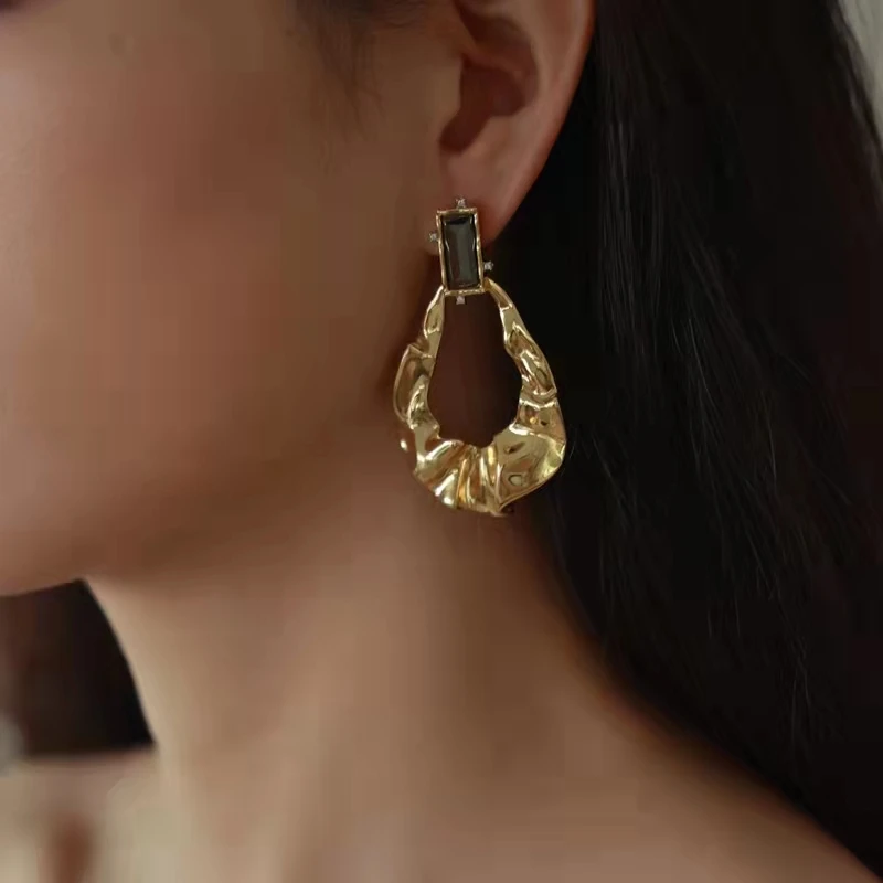 

Новые французские Винтажные серьги-гвоздики с золотым покрытием и кристаллами, крупные нестандартные металлические серьги-гвоздики для же...