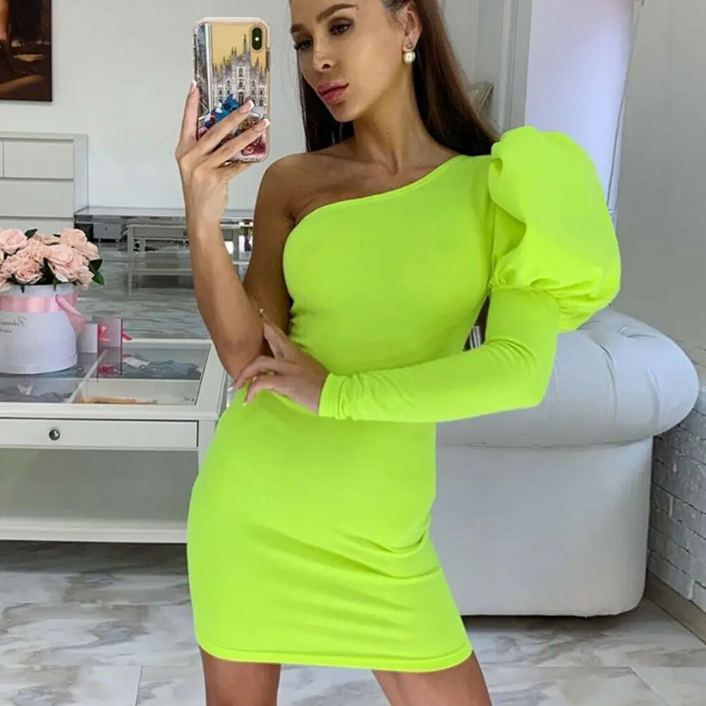 Новое женское короткое платье с длинным рукавом и открытыми плечами модное