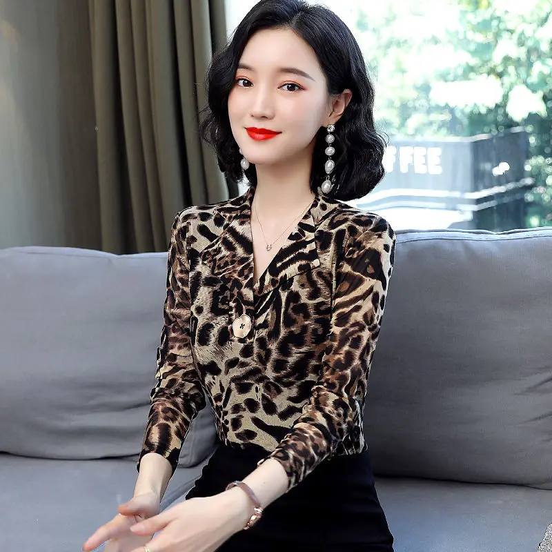 

Women's new long sleeve mesh bottomed shirt women's spring and autumn foreign style versatile Plush V-neck lace top