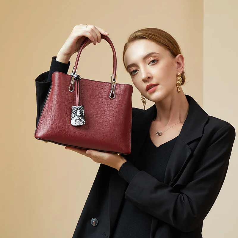 

Кожаная вместительная сумка для женщин среднего возраста, новинка 2021, модная простая сумка на одно плечо с высокой текстурой для женщин