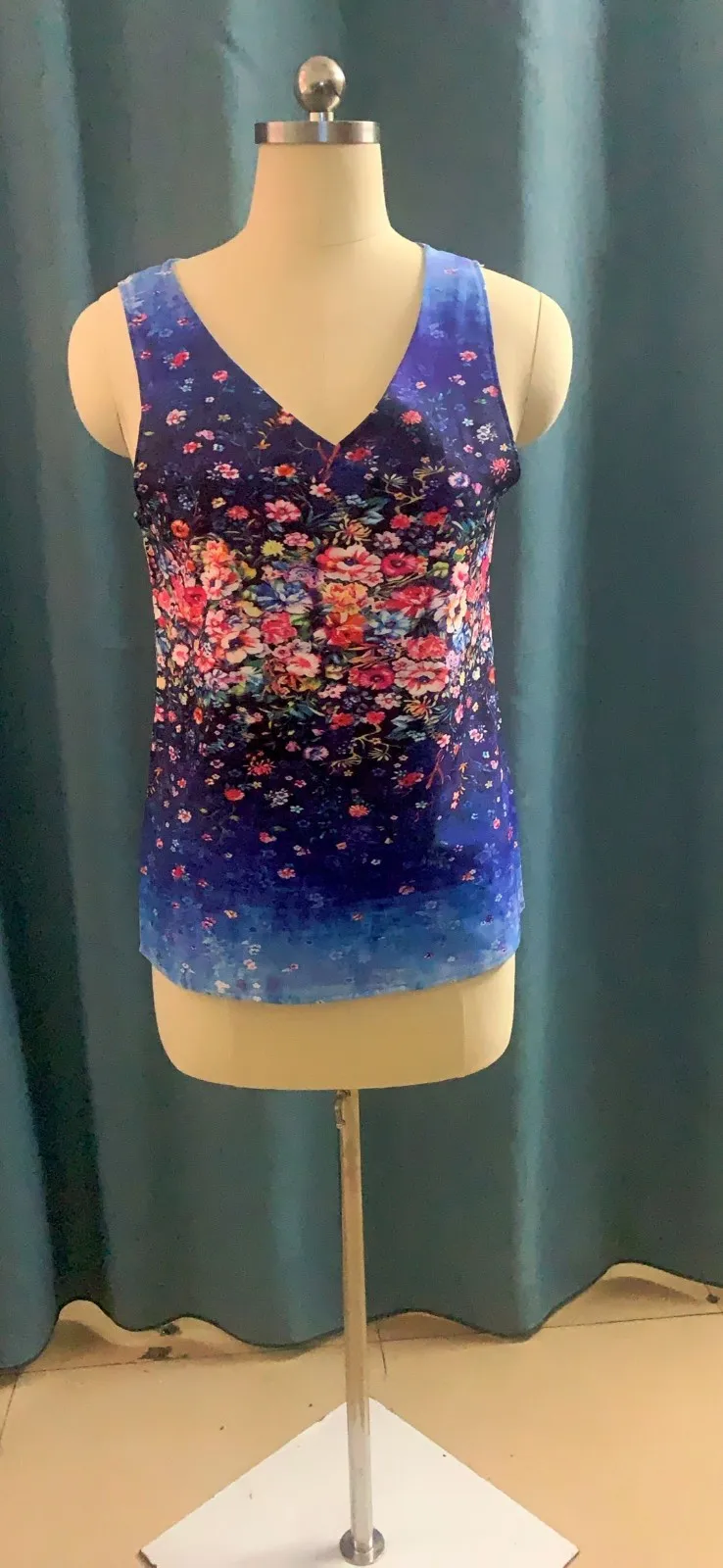 Топ атласный окрашенный на завязках пикантный жилет без рукавов с V-образным