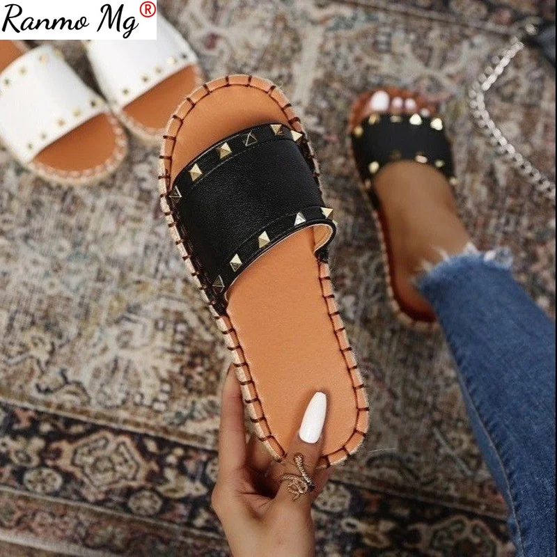

New Style Slippers Women Shoes Summer Fashion Flip Flops Design Rivet Decoration Flats Ladies Shoes Women Slippers Beach Shoes
