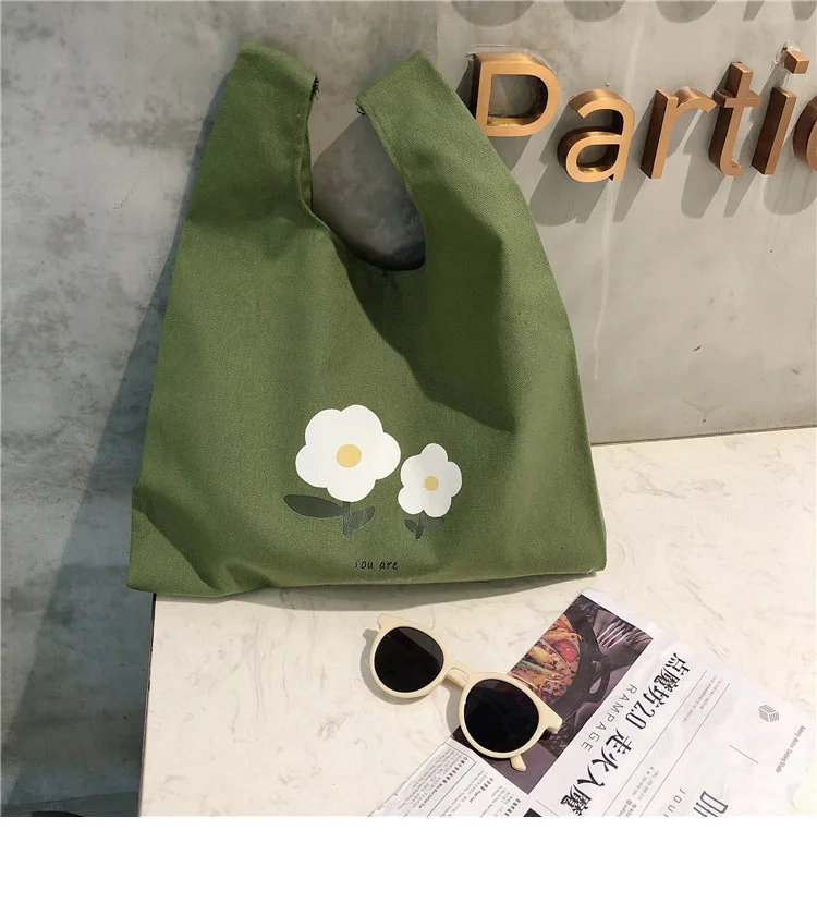 Женская холщовая сумка мессенджер с цветочным принтом однотонная зеленая