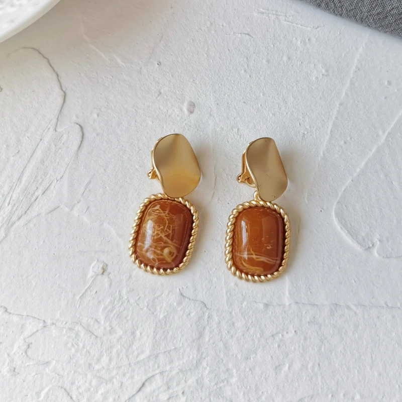 Женские клипсы серьги-гвоздики без пирсинга полимерные с подвесками кубические