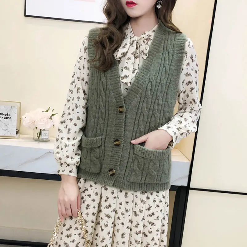 

2023 Spring New Women Wearing Fashion Short V-neck Sleeveless Sweater Vest Female Knitted Sweater Vest Ladies Thick Jumpers