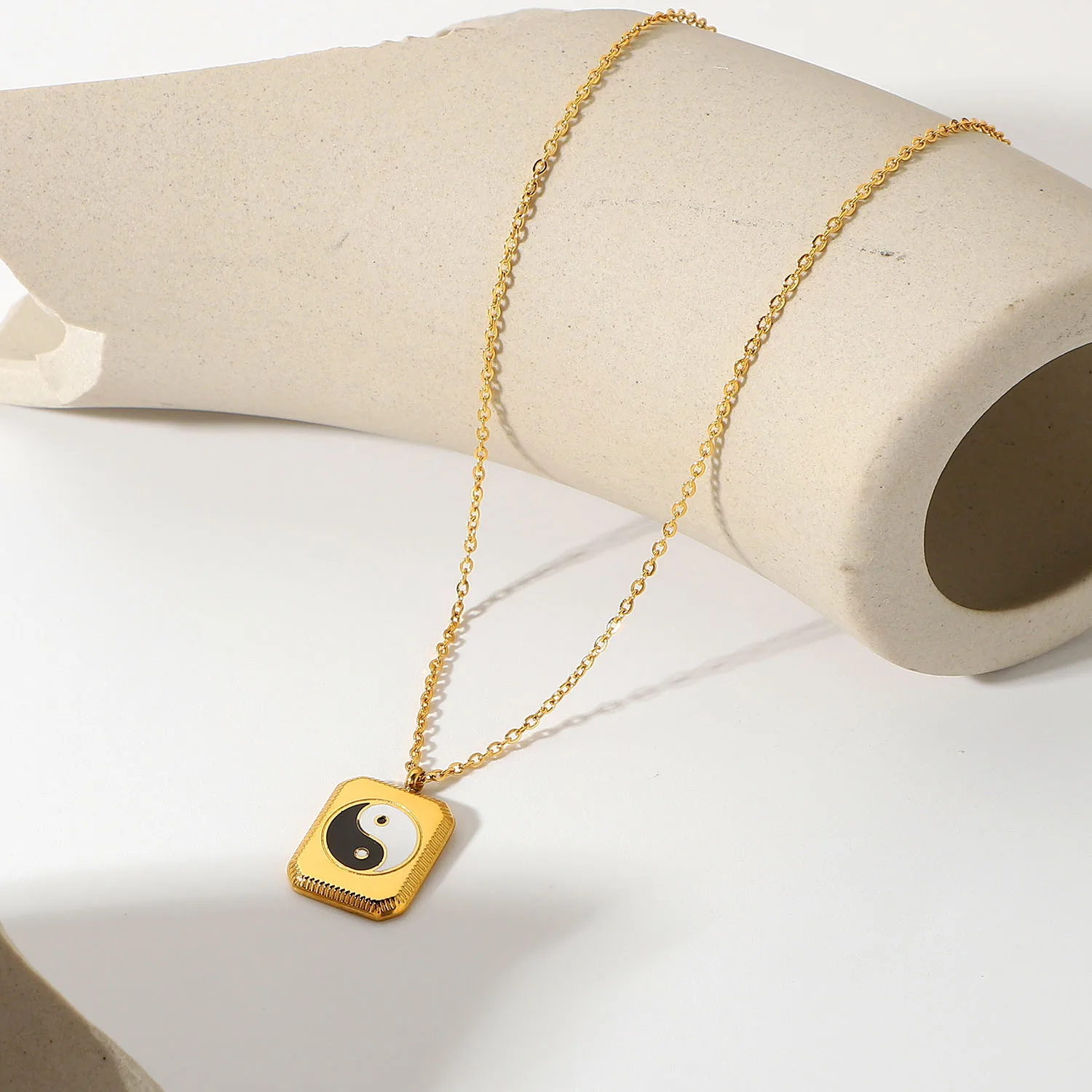 Очаровательная цепочка из нержавеющей стали квадратная черно-белая | Украшения и