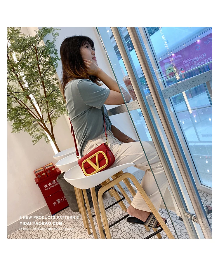 

Queenie Fashion Bag Letter-V Serpentine Personality Design Bag Saddle Bag Wild Chic Shoulder Messenger Bag for Women Tide Mini