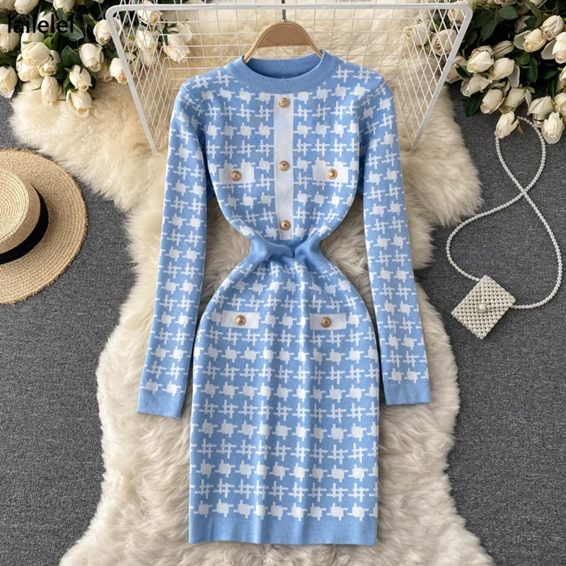 Трикотажное мини-платье с рисунком гусиные лапки на пуговицах соблазнительное