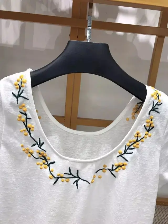 

2019 New French Small Fresh Back U-Flower Embroidered T-Shirt