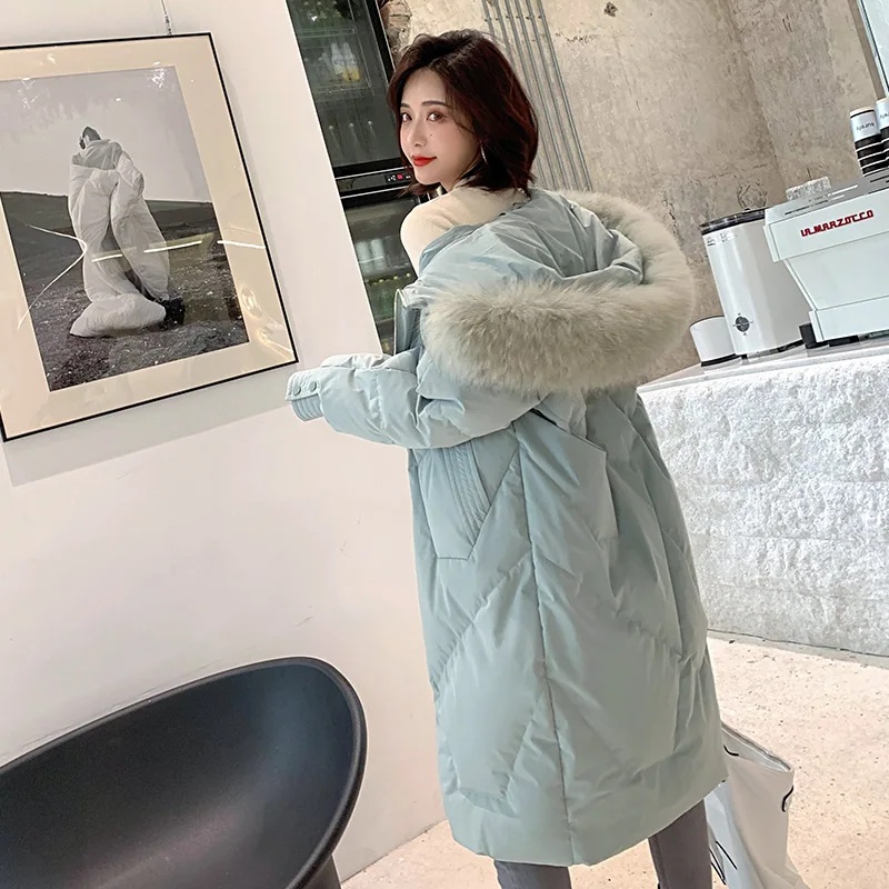 Женский зимний пуховик с капюшоном длинный белый большим воротником из меха