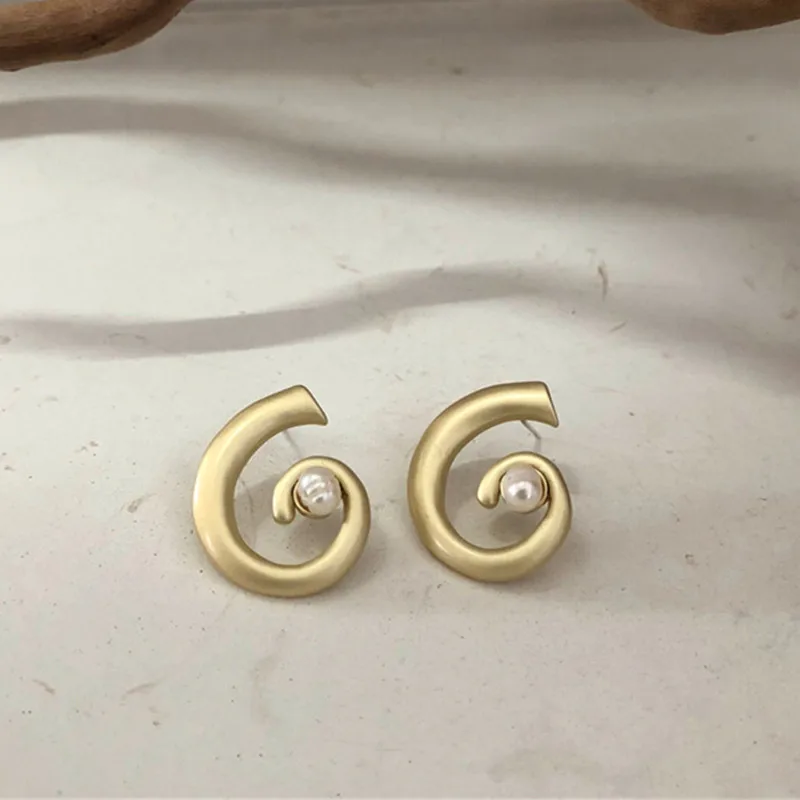 

wing yuk tak Fashion Vintage Metal Geometric Earrings for Women 2019 New Jewelry Freshwater Pearls Statement Stud Earrings