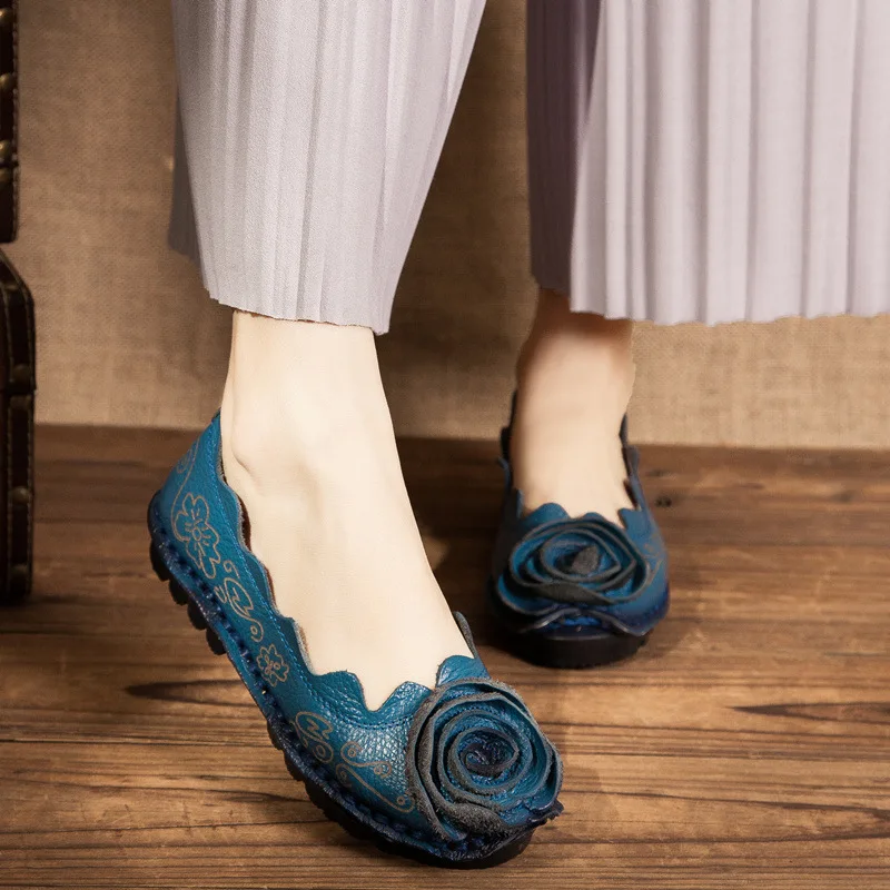 

LEOSOXS Women Flat Shoes Retro Ethnic Soft Bottom Comfort Slip-On Plus Size Loafers For Women 2021 Light Flats Fashion Flowers