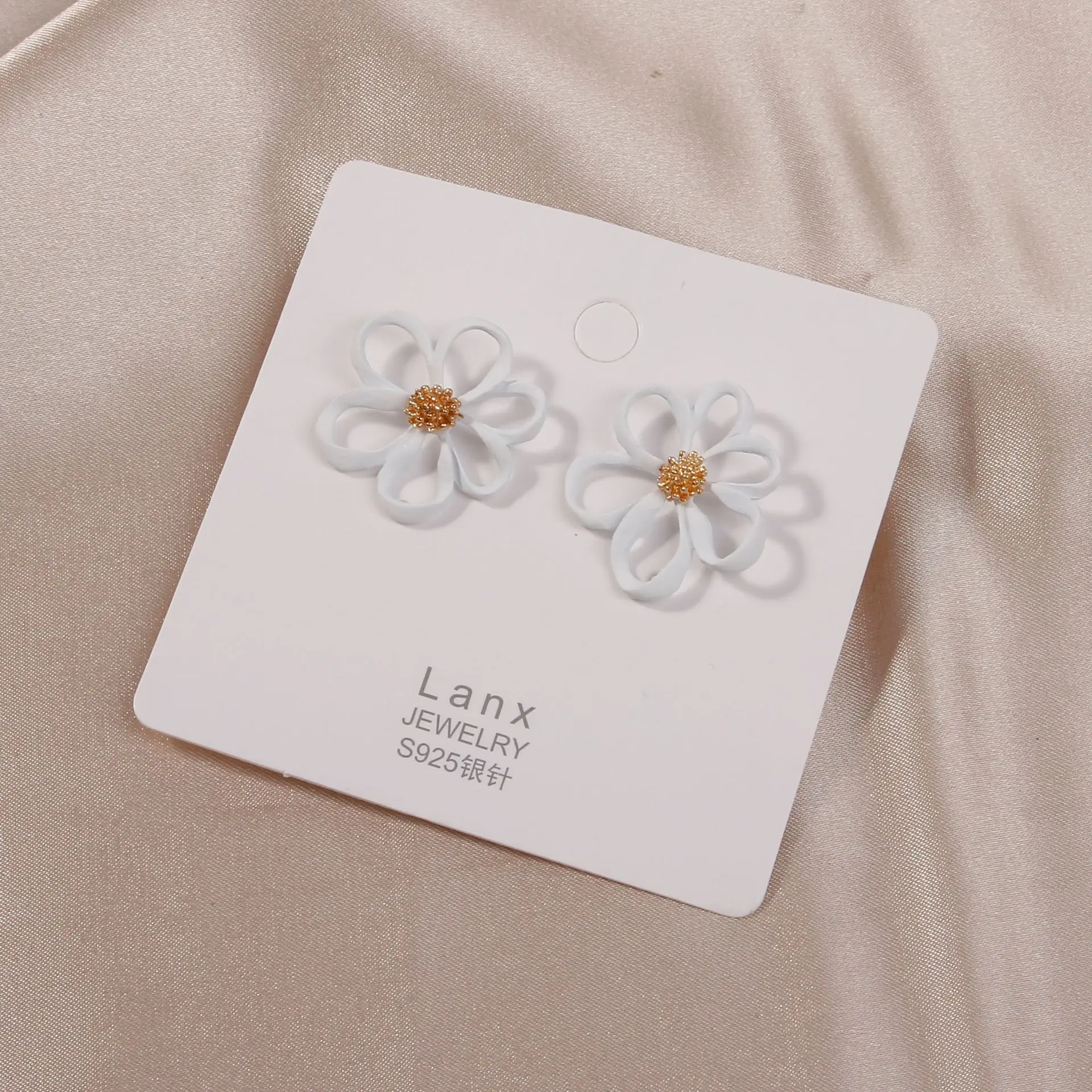 Маленькие серьги-гвоздики полые серьги-ромашки для женщин корейские серьги в