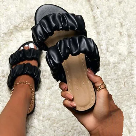 

hot sale luxury flat women beach slippers beautiful new summer women's slippers fold fashion sandals at home 2020