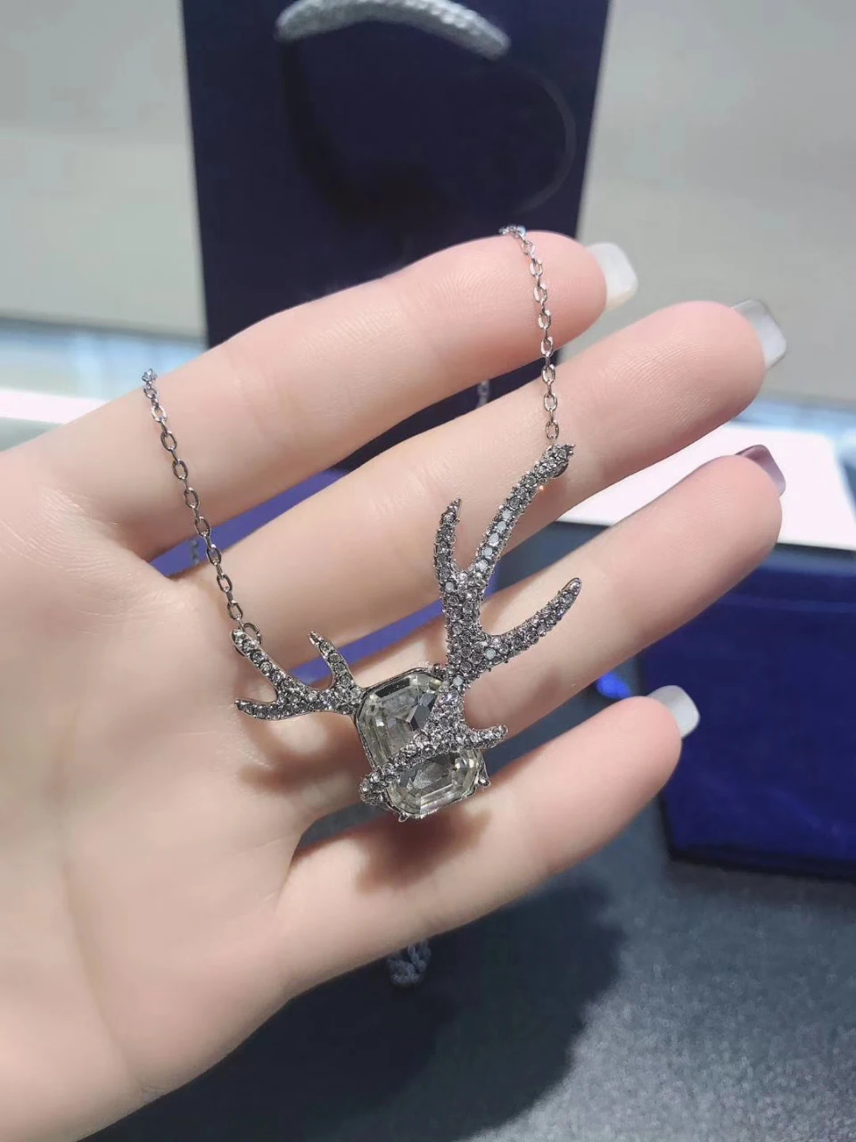 

2021 Fashion Jewelry SWA Elegant Three Drops Circle Center Design Exquisite Crystal Heart Women Necklace Romantic Gift Wholesale