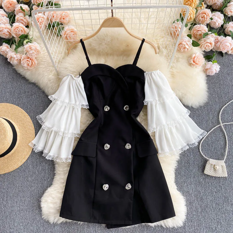 Женское двухбортное мини-платье на бретельках с V-образным вырезом и оборками |