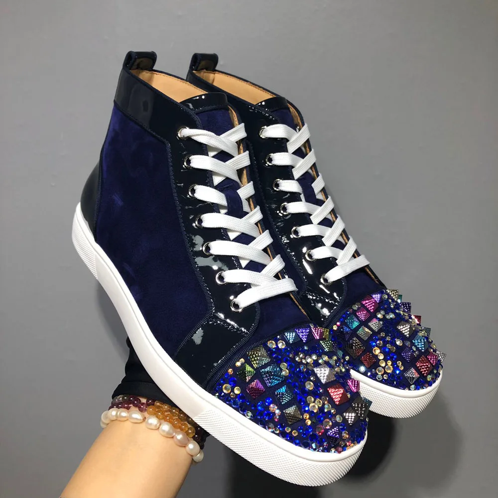 

Высокие синие замшевые кожаные туфли Стразы с квадратным носком с заклепками и бриллиантами мужские туфли с красной подошвой на плоской по...