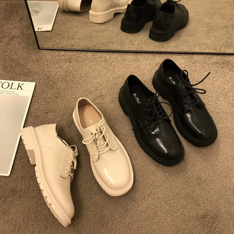 Женские туфли-оксфорды из лакированной кожи в британском стиле лоферы на