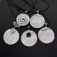 natural geometric round shell piece pendant with metal design decorative necklace used for weddings and banquets wholesale