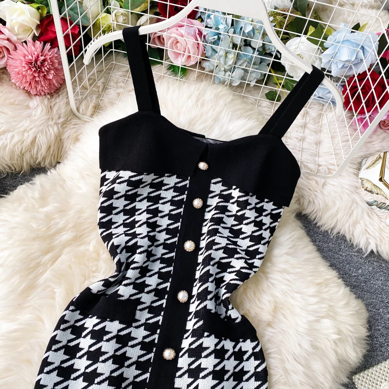 Женское облегающее платье ALPHALMODA с золотистыми пуговицами и карманами