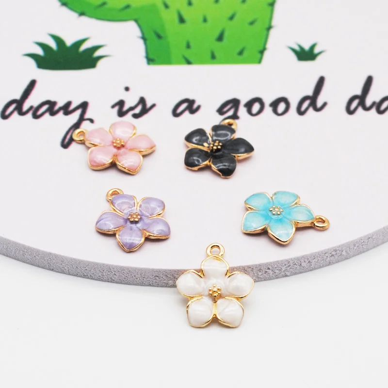 10 шт. подвески золотого цвета с эмалью и белым цветком масляной подвеской для