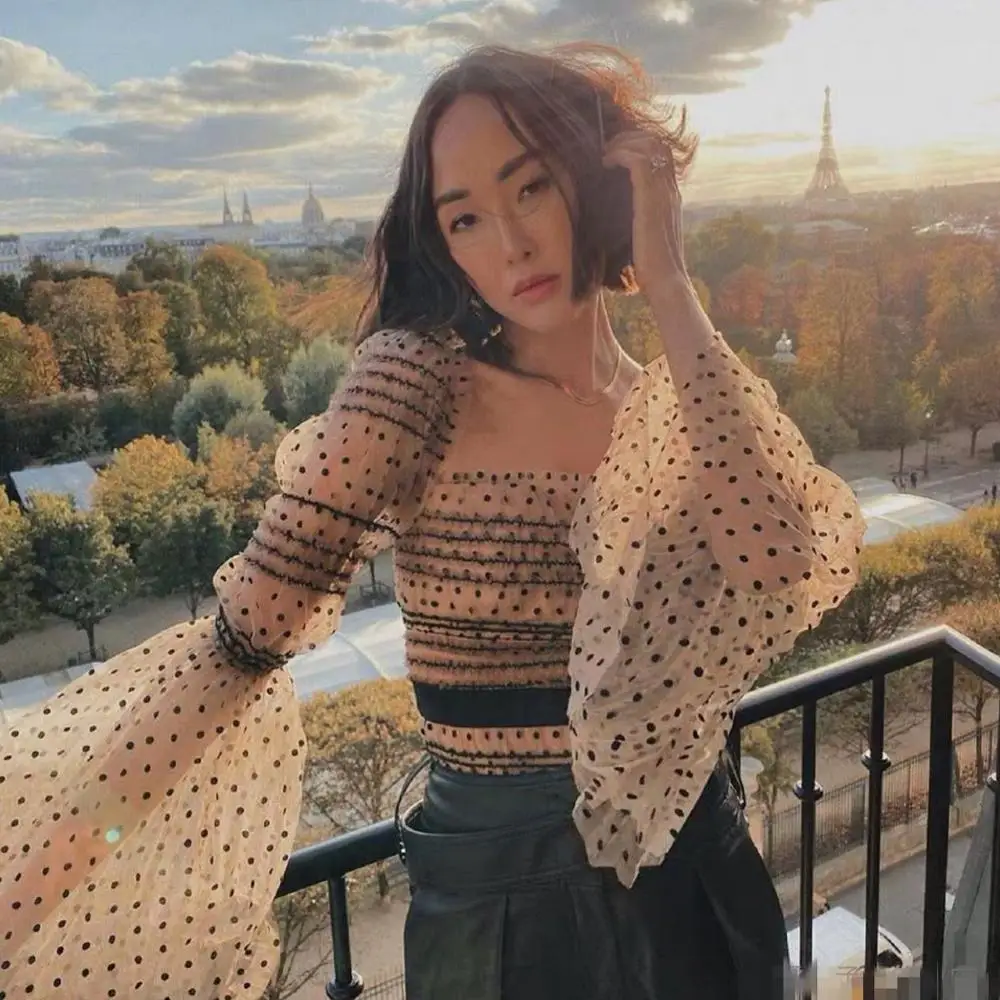 Женская блузка в желтую полоску кружевная с вырезом лодочкой и расширяющимся